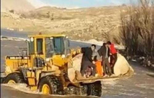 فیلم| برای رفتن به این روستا باید جان‌تان را کف دستتان بگیرید!