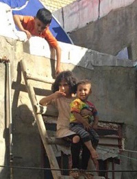  عکس/ فرار از سیل با چادر زدن در سقف خانه