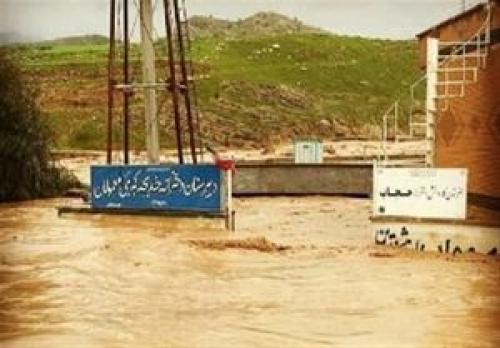  فیلم/ سینه جوانانی که سیل‌بند شد!