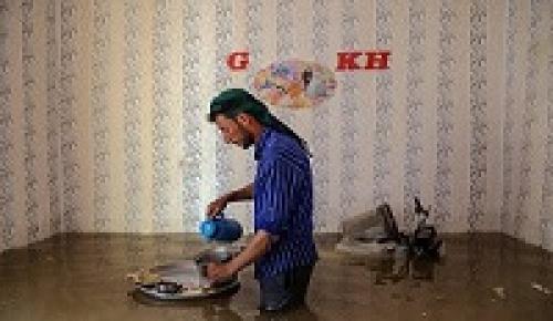 عکسی خاص از یک جوان سیل زده