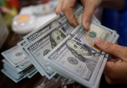 کاهش همزمان قیمت دلار در بازار آزاد و صرافی های بانکی