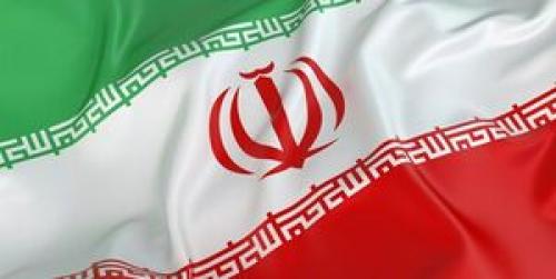 تلاش برای زمین نیفتادن پرچم ایران +عکس