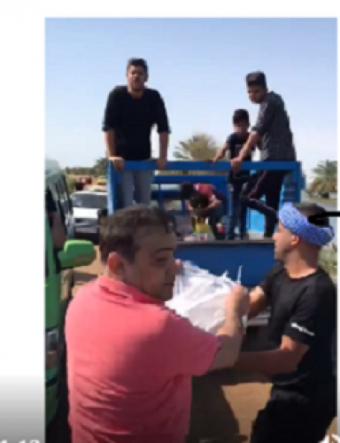 فیلم/  توزیع غذادرمنطقه سیل زده روستای قجریه  توسط مدیرپایگاه خبری حامیان ولایت 