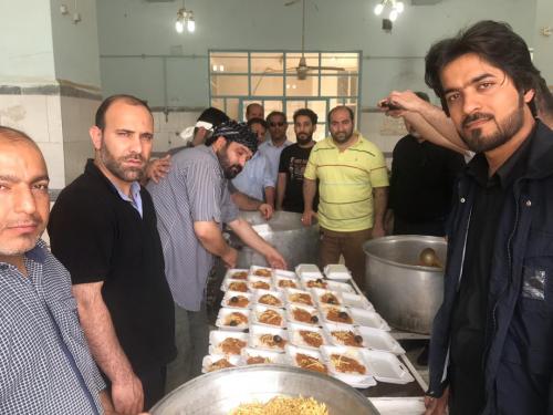 عکس /آشپزخانه موکب جاماندگان درحال آماده سازی غذاشنبه 24فروردین ماه