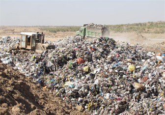 جمع‌آوری زباله‌ها در مناطق سیل زده خوزستان 