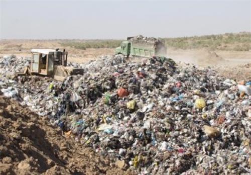 جمع‌آوری زباله‌ها در مناطق سیل زده خوزستان 