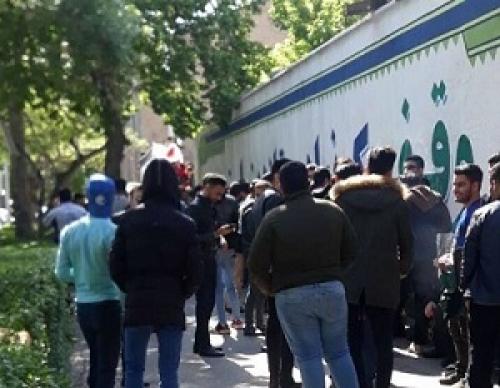 عکس/ صف‌های طولانی هواداران استقلال برای تهیه بلیت