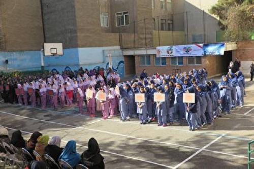 چرا دخترها وقتی وارد مدرسه می‌شوند باید مقنعه را جلو بکشند؟ + فیلم 