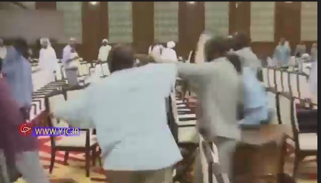  کتک کاری نمایندگان مجلس با صندلی! + فیلم