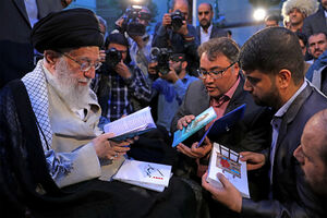 جلسه شعرا با رهبرانقلاب روی مخ ترامپ بود!