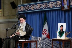 تسبیح ترتبت در دست و عکس شهید مهدوی کنار دست/از انتقاد به مسئولان تا درخواست برای احیای نظام پارلمانی مبتنی بر ولایت