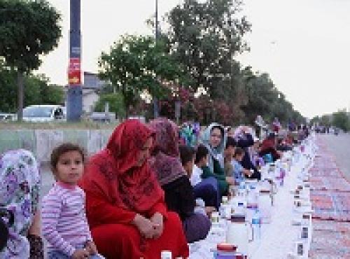 عکس/طولانی ترین سفره افطاری ایران درآق‌قلا