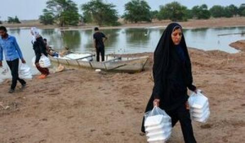 توزیع «عیدانه» عید فطر بین سیل‌زدگان