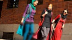 حجاب ندارید لااقل باحیا باشید!