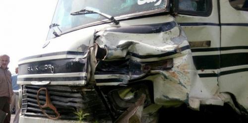 مصدومیت ۱۷ نفر بر اثر برخورد دو دستگاه مینی‌بوس