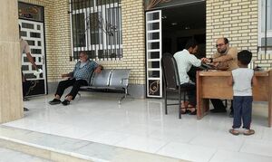 ویزیت بیماران در هوای گرم زیر آسمان +عکس