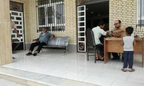 ویزیت بیماران در هوای گرم زیر آسمان +عکس