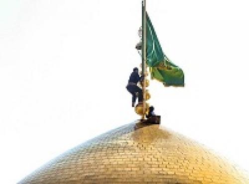 عکس/ تعویض پرچم گنبد حرم امام رضا(ع)
