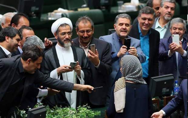 نمایندگانی که سلفی حقارت گرفتند، بخوانند!/ آقای نماینده فکر می‌کنید چرا موگرینی اسلام سیاسی خوانده است؟