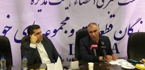 وجود ۱۶۰ هزار خودرو کف پارکینگ خودروسازان