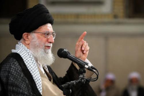 ماجرای مناجات رهبر انقلاب در ضریح امام رضا (ع) قبل از بیان جمله تاریخی «جنگ نخواهد شد، مذاکره نخواهیم کرد» + فیلم 