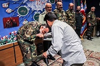 عکس/بوسه فرمانده نزاجابردستان یک جانباز