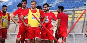 شاهین یک یاردیگر از پرسپولیس گرفت 