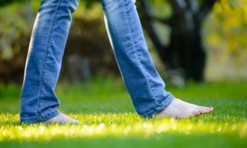 فواید پابرهنه راه رفتن روی چمن که باورتان نمی شود 