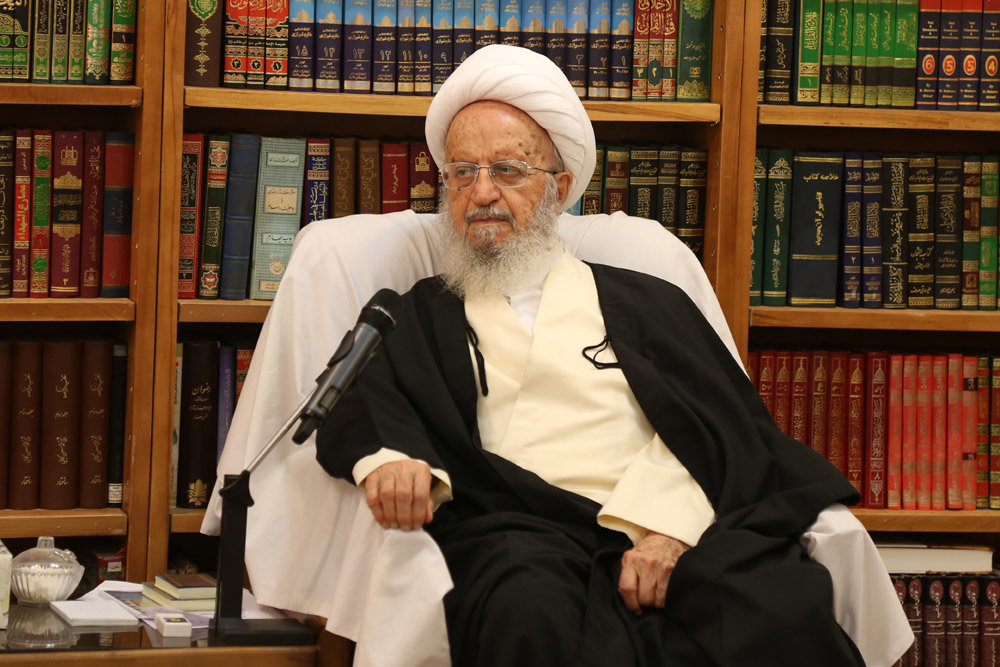 نظر آیت‌الله مکارم شیرازی درباره ورود زنان به ورزشگاه‌ها