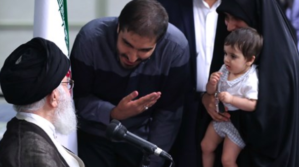 رهبر انقلاب: اگر نگاه انقلابی را دنبال نکنیم، عقب خواهیم ماند