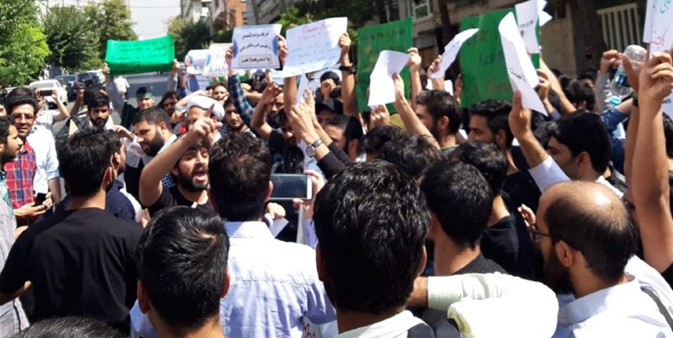 تجمع دانشجویان در اعتراض به کشتار مسلمانان در کشمیر
