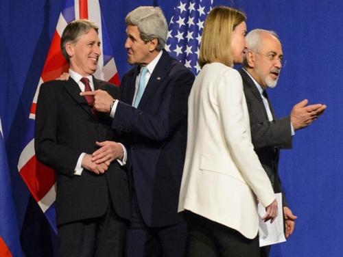ظریف نه مصدق بود و نه امیر کبیر؛ دیپلماسی منفعلانه وزیر امور خارجه را هم تحریم کرد/ دیپلماسی خنده چه منفعتی برای ملت داشت؟