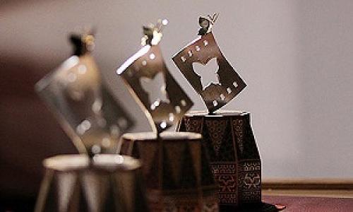 سی و دومین جشنواره فیلم کودک افتتاح شد/ از حضور فرزندان شهدای مدافع حرم و رونمایی از پرچم متبرک ضریح حضرت علی (ع) تا آرزوی روزگاری خوش برای سینمای کودک!