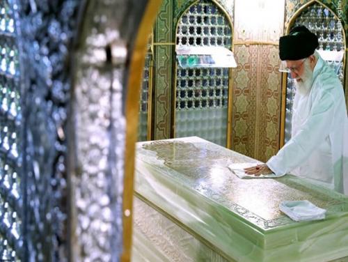 غبارروبی مضجع مطهر امام رضا(ع) با حضور رهبر انقلاب