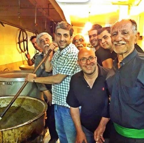 عکس/ حمید گودرزی و دیگ نذری