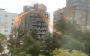 فیلم/سقوط جرثقیل غول‌ پیکربر اثرطوفان