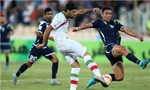 اهدای گردن‌بند به شاگردان کی‌روش و وزش باد شدید در ورزشگاه