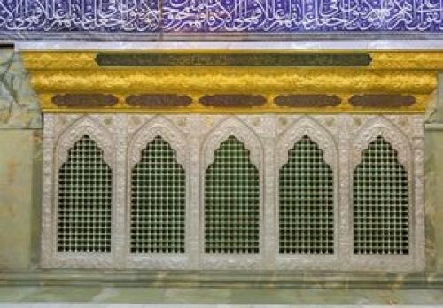  مرقد مطهر حرم سیدالشهدا غبارروبی شد