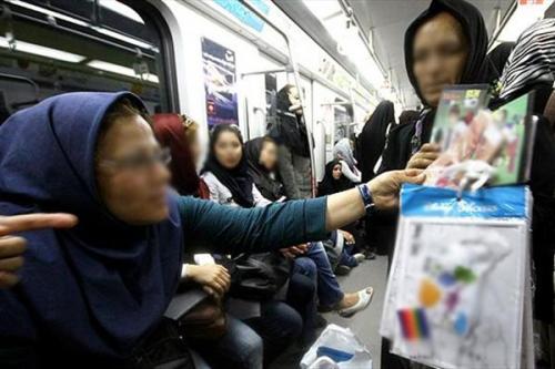 ترویج ابتذال در مترو از تبلیغ آرایش های ماهواره ای تا فروش...