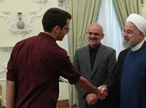  عکس/ دیدار مدال‌آوران المپیادهای علمی با روحانی