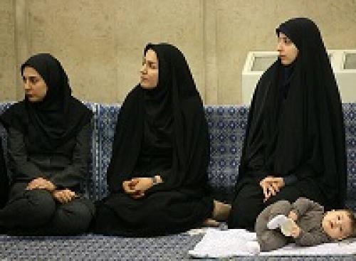 عکس/ملاقات یک مادر نخبه ونوزادش بارهبر انقلاب