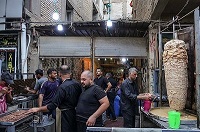 عکس/پذیرائی اززواراربعین با کباب ترکی