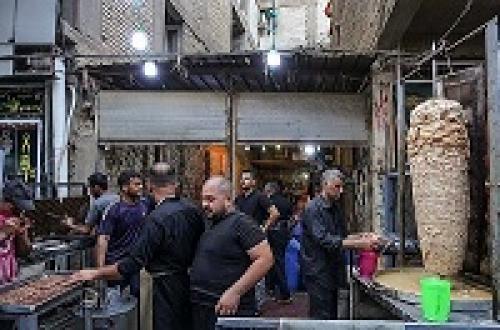 عکس/پذیرائی اززواراربعین با کباب ترکی