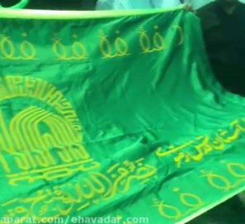  فیلم/روز گذشته رونمایی از پرچم آستان مقدس امام رضا(ع) در هیات جاماندگان اربعین