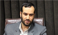 پرچمدار و مدافع راه حق با دشمن دست نمی‌دهد