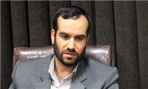 پرچمدار و مدافع راه حق با دشمن دست نمی‌دهد