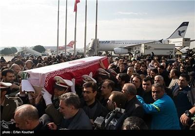  بازگشت پیکر غضنفر رکن‌آبادی به میهن 