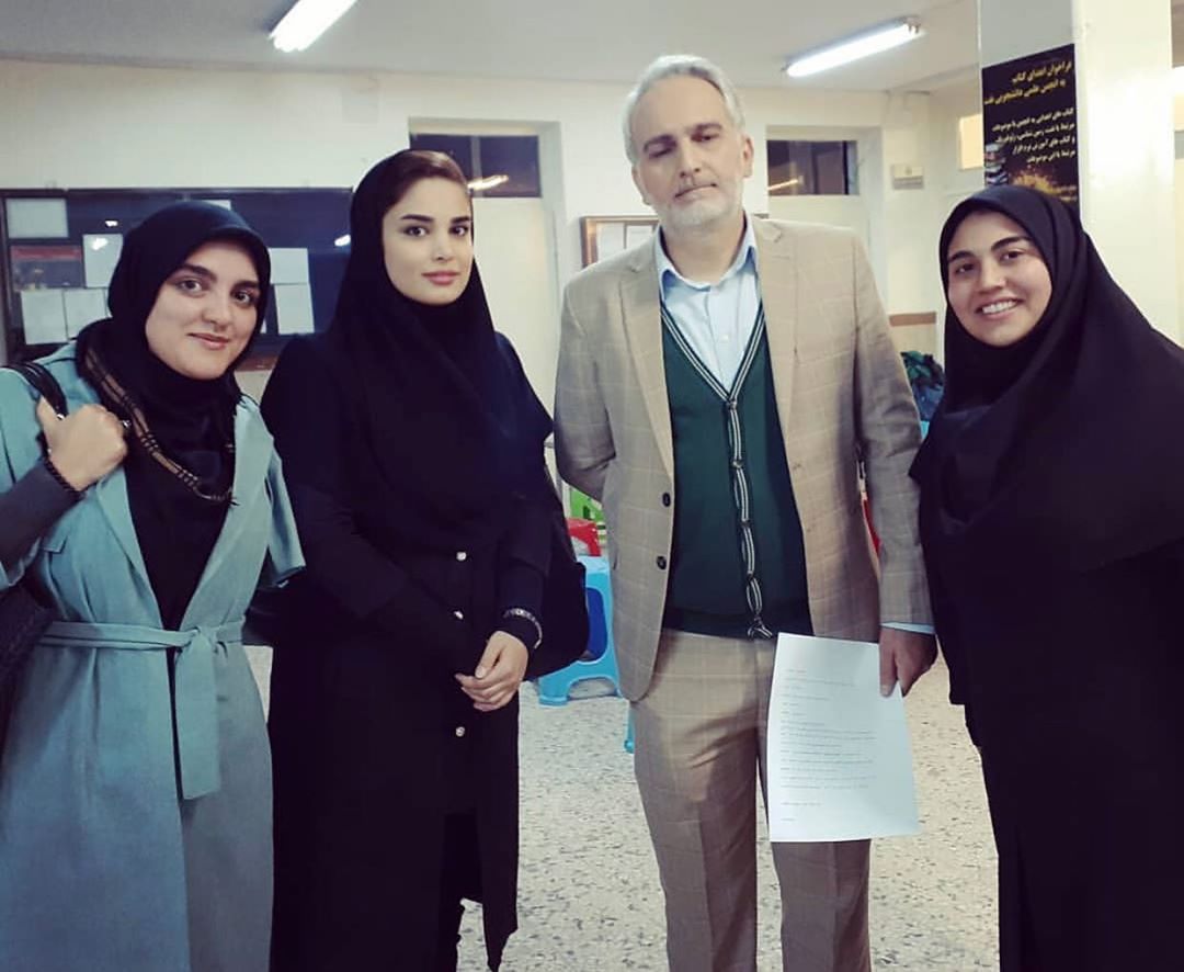قیافه کج وکوله بیژن بنفشه خواه درعکس باهواداران