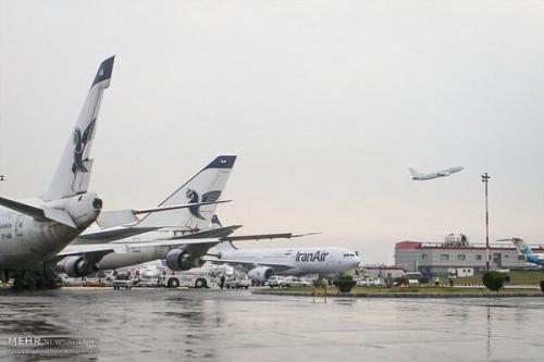 بارش شدید برف در فرودگاه مهرآباد/ پروازها تأخیر دارند