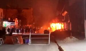 حمله اشرار نقاب‌دار به کنسولگری ایران در نجف/ ساختمان‌ کنسولگری در آتش سوخت/ پخش زنده آشوب نجف از شبکه العربیه سعودی +عکس و فیلم